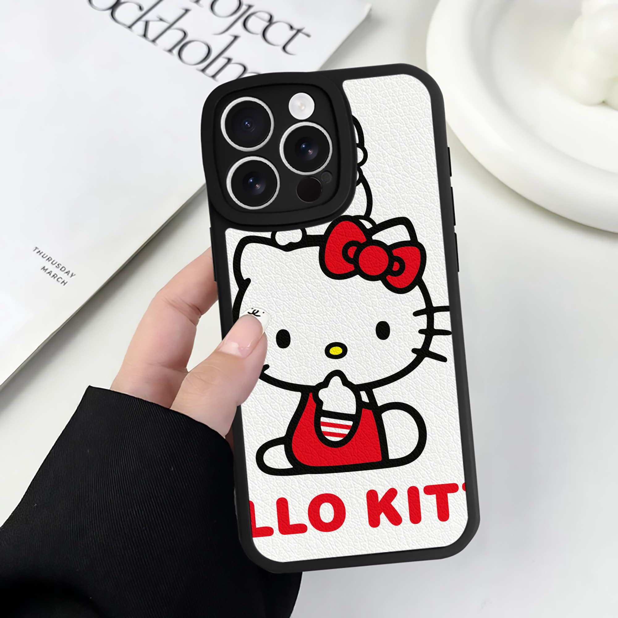 （画像用） Hello Kitty ハローキティ 【iPhone 16シリーズ対応】シリコンスマホケース（レザー調） 材質：シリコン